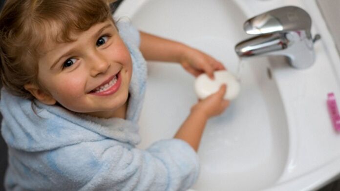 anak cuci tangan pakai sabun untuk mencegah cacingan