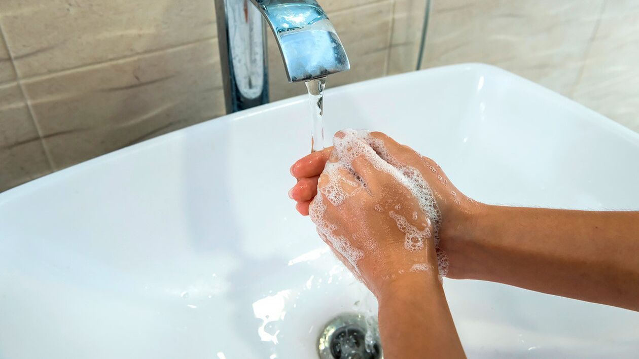 Aturan paling sederhana untuk mencegah kecacingan adalah selalu mencuci tangan dengan sabun dan air. 
