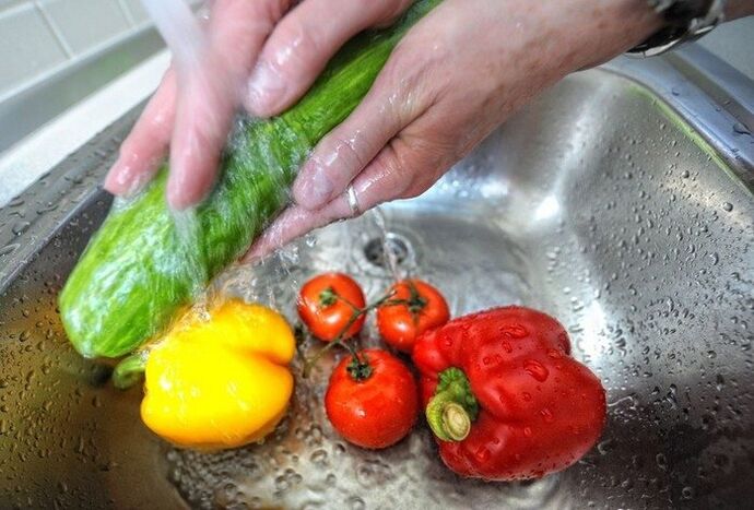 Untuk mencegah infeksi parasit, sayuran harus dicuci sebelum dimakan. 
